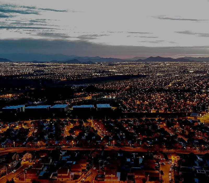 Vista aérea de La Florida al atardecer con la cordillera de fondo