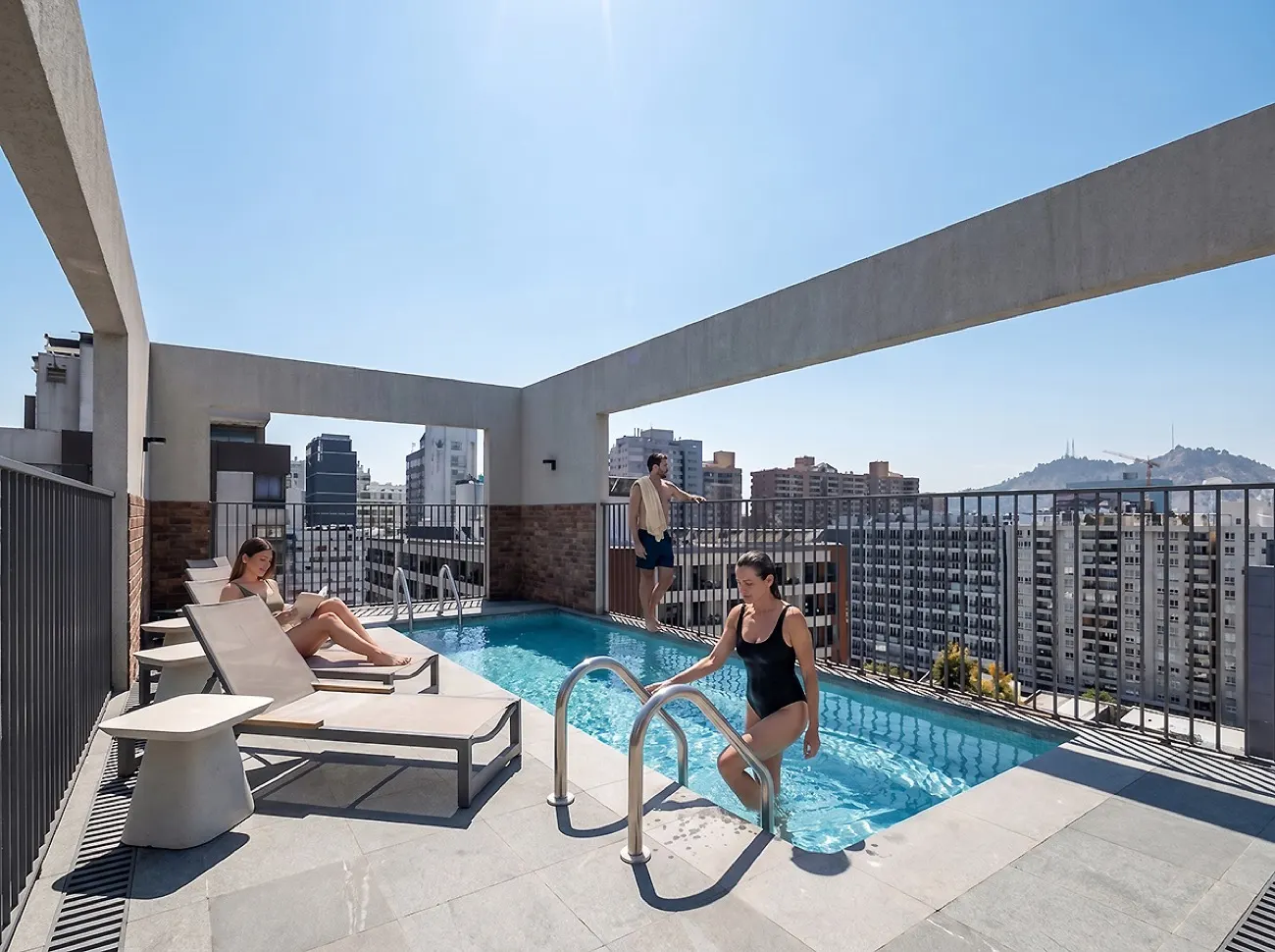 Piscina en el techo con vista a Santiago